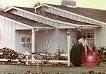 Standbild zeitgenössische kalifornische Vorstadthäuser California USA, 1958, aus Sekunde 15 historischem Filmmaterial Videoclip 65675067784