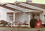 Standbild zeitgenössische kalifornische Vorstadthäuser California USA, 1958, aus Sekunde 16 historischem Filmmaterial Videoclip 65675067784