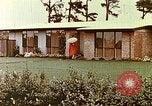 Standbild zeitgenössische kalifornische Vorstadthäuser California USA, 1958, aus Sekunde 18 historischem Filmmaterial Videoclip 65675067784