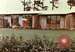Standbild zeitgenössische kalifornische Vorstadthäuser California USA, 1958, aus Sekunde 20 historischem Filmmaterial Videoclip 65675067784