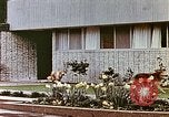 Standbild zeitgenössische kalifornische Vorstadthäuser California USA, 1958, aus Sekunde 26 historischem Filmmaterial Videoclip 65675067784