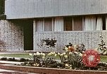 Standbild zeitgenössische kalifornische Vorstadthäuser California USA, 1958, aus Sekunde 27 historischem Filmmaterial Videoclip 65675067784