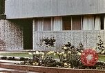 Standbild zeitgenössische kalifornische Vorstadthäuser California USA, 1958, aus Sekunde 28 historischem Filmmaterial Videoclip 65675067784