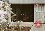Standbild zeitgenössische kalifornische Vorstadthäuser California USA, 1958, aus Sekunde 30 historischem Filmmaterial Videoclip 65675067784