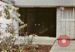Standbild zeitgenössische kalifornische Vorstadthäuser California USA, 1958, aus Sekunde 31 historischem Filmmaterial Videoclip 65675067784