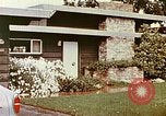 Standbild zeitgenössische kalifornische Vorstadthäuser California USA, 1958, aus Sekunde 32 historischem Filmmaterial Videoclip 65675067784