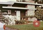Standbild zeitgenössische kalifornische Vorstadthäuser California USA, 1958, aus Sekunde 33 historischem Filmmaterial Videoclip 65675067784