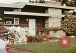 Standbild zeitgenössische kalifornische Vorstadthäuser California USA, 1958, aus Sekunde 34 historischem Filmmaterial Videoclip 65675067784