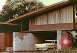 Standbild zeitgenössische kalifornische Vorstadthäuser California USA, 1958, aus Sekunde 37 historischem Filmmaterial Videoclip 65675067784