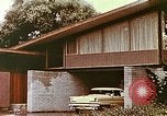 Standbild zeitgenössische kalifornische Vorstadthäuser California USA, 1958, aus Sekunde 38 historischem Filmmaterial Videoclip 65675067784