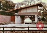 Standbild zeitgenössische kalifornische Vorstadthäuser California USA, 1958, aus Sekunde 39 historischem Filmmaterial Videoclip 65675067784