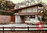 Standbild zeitgenössische kalifornische Vorstadthäuser California USA, 1958, aus Sekunde 40 historischem Filmmaterial Videoclip 65675067784