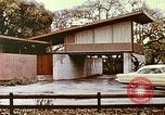 Standbild zeitgenössische kalifornische Vorstadthäuser California USA, 1958, aus Sekunde 41 historischem Filmmaterial Videoclip 65675067784