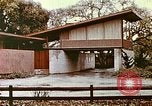 Standbild zeitgenössische kalifornische Vorstadthäuser California USA, 1958, aus Sekunde 42 historischem Filmmaterial Videoclip 65675067784