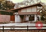 Standbild zeitgenössische kalifornische Vorstadthäuser California USA, 1958, aus Sekunde 43 historischem Filmmaterial Videoclip 65675067784