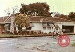 Standbild zeitgenössische kalifornische Vorstadthäuser California USA, 1958, aus Sekunde 50 historischem Filmmaterial Videoclip 65675067784
