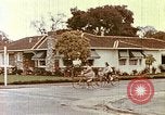 Standbild zeitgenössische kalifornische Vorstadthäuser California USA, 1958, aus Sekunde 51 historischem Filmmaterial Videoclip 65675067784