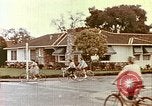 Standbild zeitgenössische kalifornische Vorstadthäuser California USA, 1958, aus Sekunde 52 historischem Filmmaterial Videoclip 65675067784