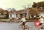 Standbild zeitgenössische kalifornische Vorstadthäuser California USA, 1958, aus Sekunde 53 historischem Filmmaterial Videoclip 65675067784
