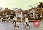 Standbild zeitgenössische kalifornische Vorstadthäuser California USA, 1958, aus Sekunde 54 historischem Filmmaterial Videoclip 65675067784