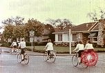 Standbild zeitgenössische kalifornische Vorstadthäuser California USA, 1958, aus Sekunde 55 historischem Filmmaterial Videoclip 65675067784