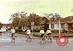 Standbild zeitgenössische kalifornische Vorstadthäuser California USA, 1958, aus Sekunde 56 historischem Filmmaterial Videoclip 65675067784