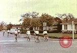 Standbild zeitgenössische kalifornische Vorstadthäuser California USA, 1958, aus Sekunde 57 historischem Filmmaterial Videoclip 65675067784