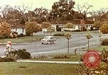 Standbild zeitgenössische kalifornische Vorstadthäuser California USA, 1958, aus Sekunde 58 historischem Filmmaterial Videoclip 65675067784