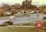 Standbild zeitgenössische kalifornische Vorstadthäuser California USA, 1958, aus Sekunde 59 historischem Filmmaterial Videoclip 65675067784