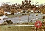 Standbild zeitgenössische kalifornische Vorstadthäuser California USA, 1958, aus Sekunde 60 historischem Filmmaterial Videoclip 65675067784