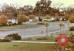 Standbild zeitgenössische kalifornische Vorstadthäuser California USA, 1958, aus Sekunde 61 historischem Filmmaterial Videoclip 65675067784