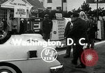 Standbild Vice President Richard Nixon pumpen Gas für März der Groschen Washington DC USA, 1955, aus Sekunde 5 historischem Filmmaterial Videoclip 65675067831