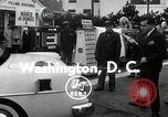 Standbild Vice President Richard Nixon pumpen Gas für März der Groschen Washington DC USA, 1955, aus Sekunde 6 historischem Filmmaterial Videoclip 65675067831