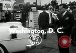Standbild Vice President Richard Nixon pumpen Gas für März der Groschen Washington DC USA, 1955, aus Sekunde 7 historischem Filmmaterial Videoclip 65675067831