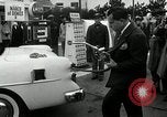 Standbild Vice President Richard Nixon pumpen Gas für März der Groschen Washington DC USA, 1955, aus Sekunde 8 historischem Filmmaterial Videoclip 65675067831