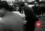 Standbild Vice President Richard Nixon pumpen Gas für März der Groschen Washington DC USA, 1955, aus Sekunde 9 historischem Filmmaterial Videoclip 65675067831