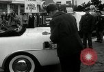 Standbild Vice President Richard Nixon pumpen Gas für März der Groschen Washington DC USA, 1955, aus Sekunde 10 historischem Filmmaterial Videoclip 65675067831