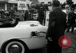 Standbild Vice President Richard Nixon pumpen Gas für März der Groschen Washington DC USA, 1955, aus Sekunde 11 historischem Filmmaterial Videoclip 65675067831