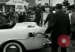 Standbild Vice President Richard Nixon pumpen Gas für März der Groschen Washington DC USA, 1955, aus Sekunde 12 historischem Filmmaterial Videoclip 65675067831