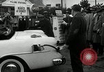Standbild Vice President Richard Nixon pumpen Gas für März der Groschen Washington DC USA, 1955, aus Sekunde 13 historischem Filmmaterial Videoclip 65675067831