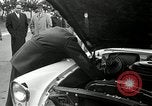 Standbild Vice President Richard Nixon pumpen Gas für März der Groschen Washington DC USA, 1955, aus Sekunde 14 historischem Filmmaterial Videoclip 65675067831