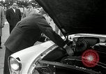 Standbild Vice President Richard Nixon pumpen Gas für März der Groschen Washington DC USA, 1955, aus Sekunde 15 historischem Filmmaterial Videoclip 65675067831