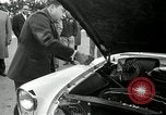 Standbild Vice President Richard Nixon pumpen Gas für März der Groschen Washington DC USA, 1955, aus Sekunde 16 historischem Filmmaterial Videoclip 65675067831