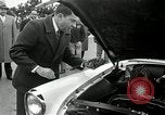 Standbild Vice President Richard Nixon pumpen Gas für März der Groschen Washington DC USA, 1955, aus Sekunde 17 historischem Filmmaterial Videoclip 65675067831