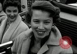 Standbild Vice President Richard Nixon pumpen Gas für März der Groschen Washington DC USA, 1955, aus Sekunde 18 historischem Filmmaterial Videoclip 65675067831