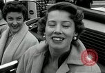Standbild Vice President Richard Nixon pumpen Gas für März der Groschen Washington DC USA, 1955, aus Sekunde 19 historischem Filmmaterial Videoclip 65675067831