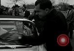 Standbild Vice President Richard Nixon pumpen Gas für März der Groschen Washington DC USA, 1955, aus Sekunde 20 historischem Filmmaterial Videoclip 65675067831
