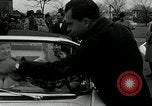 Standbild Vice President Richard Nixon pumpen Gas für März der Groschen Washington DC USA, 1955, aus Sekunde 21 historischem Filmmaterial Videoclip 65675067831