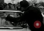 Standbild Vice President Richard Nixon pumpen Gas für März der Groschen Washington DC USA, 1955, aus Sekunde 22 historischem Filmmaterial Videoclip 65675067831