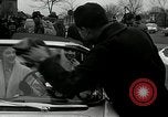 Standbild Vice President Richard Nixon pumpen Gas für März der Groschen Washington DC USA, 1955, aus Sekunde 23 historischem Filmmaterial Videoclip 65675067831